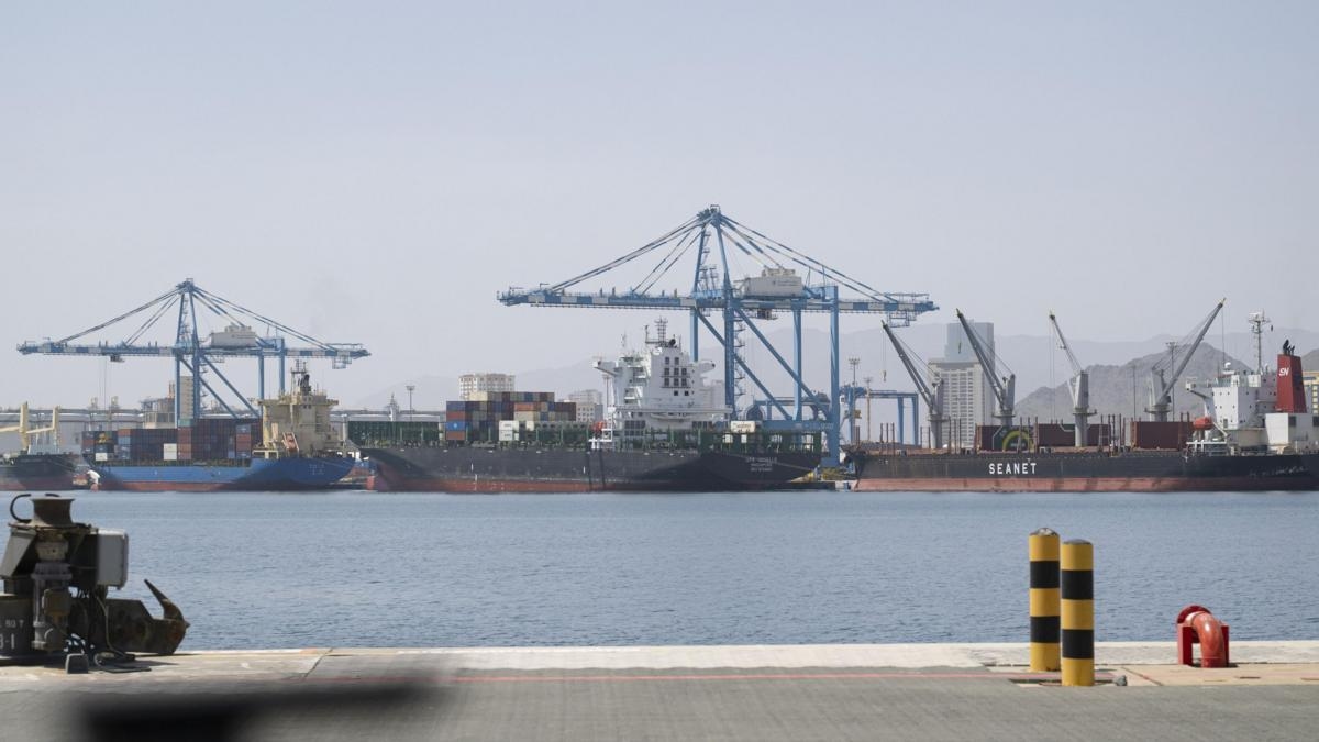US strikes Iranian fast boats as Iran attacks UAE oil facility 