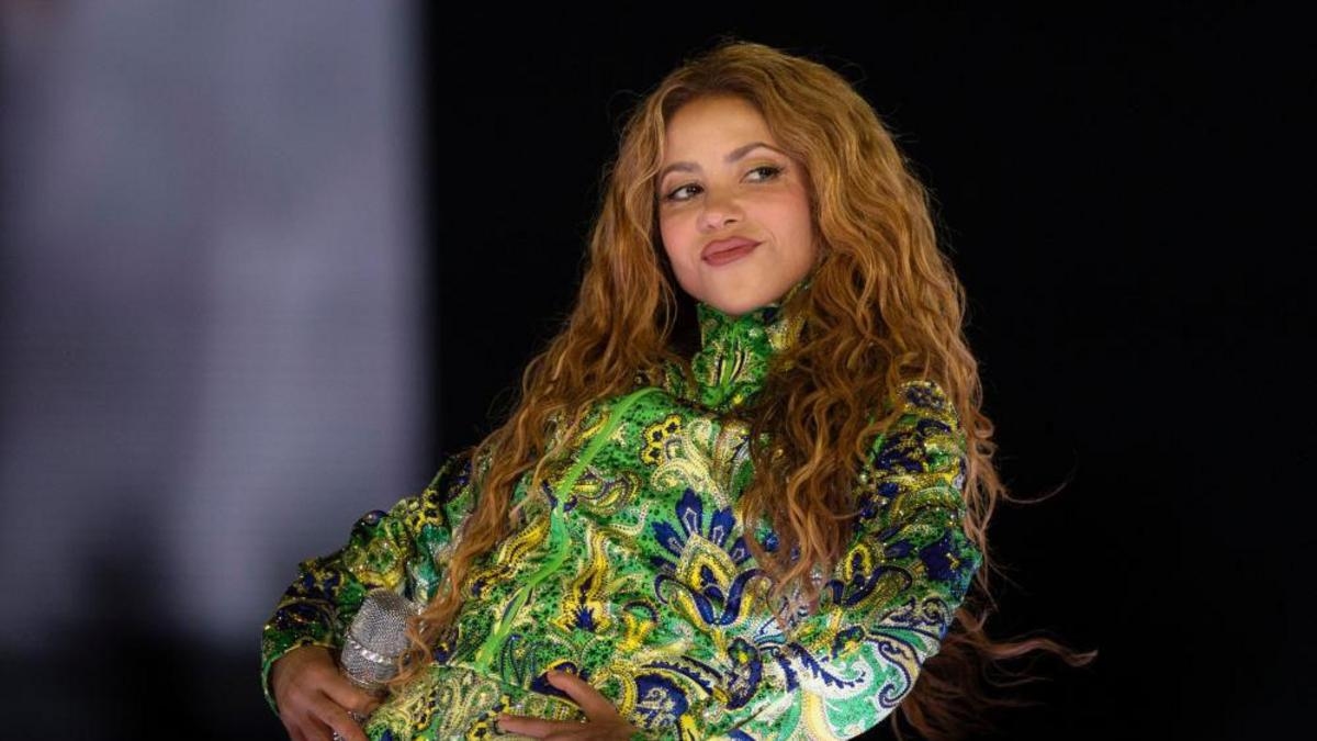 Huge crowd attends free Shakira Copacabana beach concert