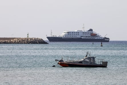 Cruise ship at centre of suspected hantavirus outbreak blocked from docking in Cape Verde - foto 2