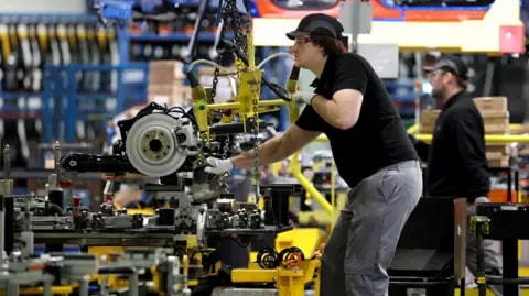 Nissan to close UK line and cut 900 European jobs - foto 2