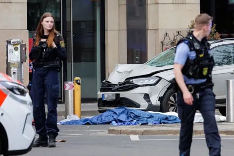 Two killed and many injured after car driven into crowd in German city of Leipzig - foto 2
