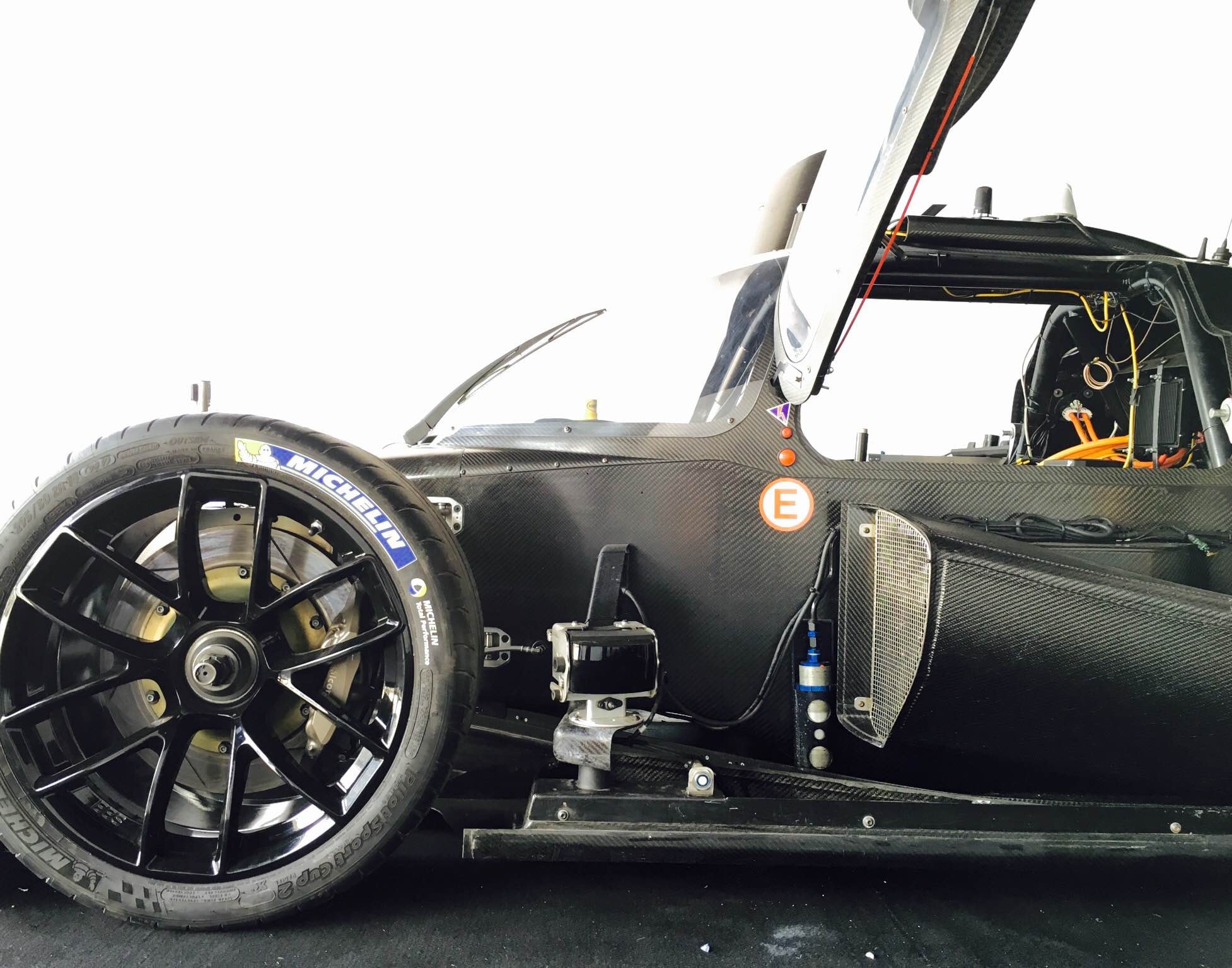 Driverless 'Roborace' car makes street track debut  - foto 4